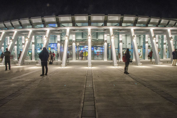 【雲林景點推薦】雲林高鐵站，夜裡的藍寶石，是雲林人回家的捷徑！ - 虎尾景點 - 旅行履行中