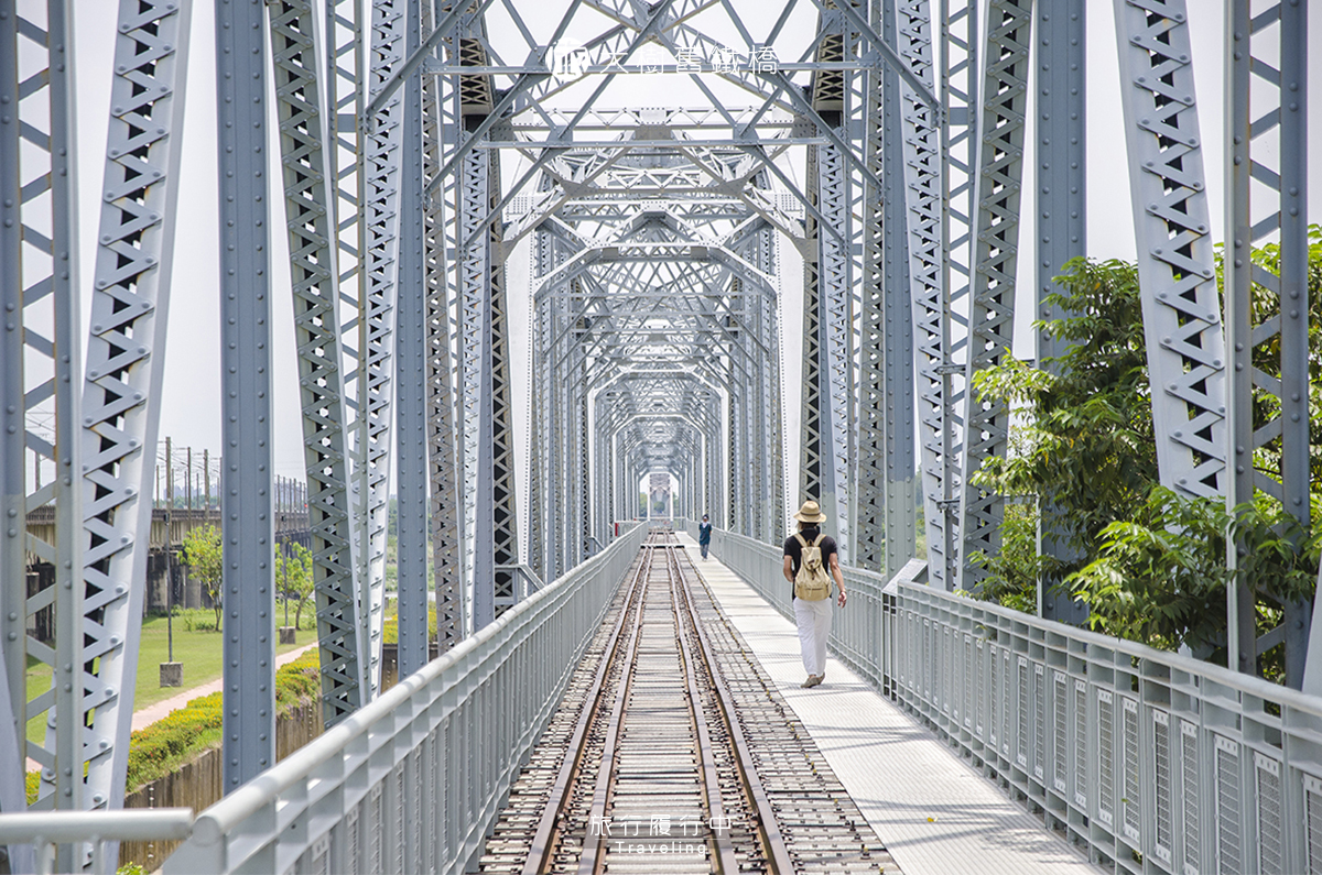 【高雄景點推薦】大樹舊鐵橋，比著軌道而行，一路通往高屏溪的銀色鐵橋 - 高雄景點一日遊 - 旅行履行中