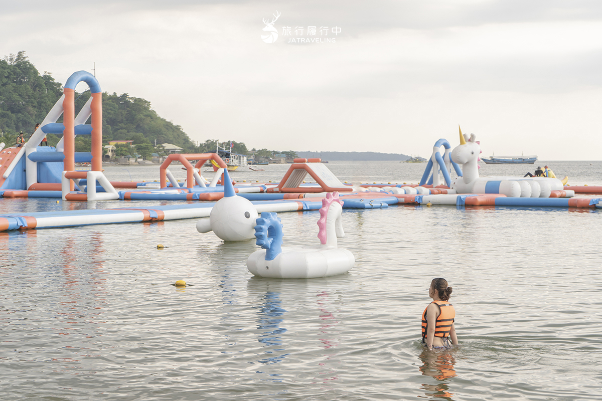 【蘇比克灣景點推薦】Inflatable Island蘇比克灣水上充氣樂園，秒殺記憶卡的夢幻網美勝地 - ig打卡, 比基尼, 沙灘, 網美打卡, 克拉克, 蘇比克灣, 菲律賓, 馬尼拉, 網美勝地, 水上設施, 獨角獸 - 旅行履行中