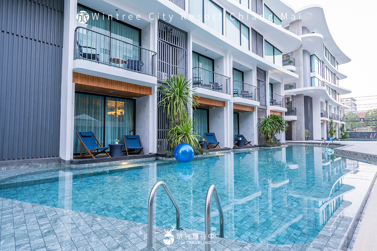 【清邁住宿推薦】Wintree City Resort Chiang Mai，藍白色系、大理石紋的泳池度假飯店 - 泰國住宿 - 旅行履行中