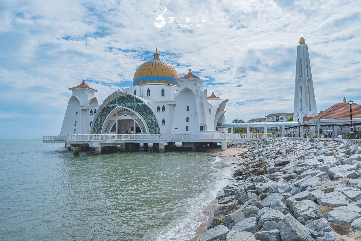 【馬六甲景點推薦】馬六甲海峽清真寺，漂浮在海面上的移動城堡 - 馬來西亞, 吉隆坡, 吉隆坡自由行, 吉隆坡自助, 馬來西亞自助, 大馬, 馬六甲, 怡保, 檳城, 清真寺, 雙子星塔 - 旅行履行中