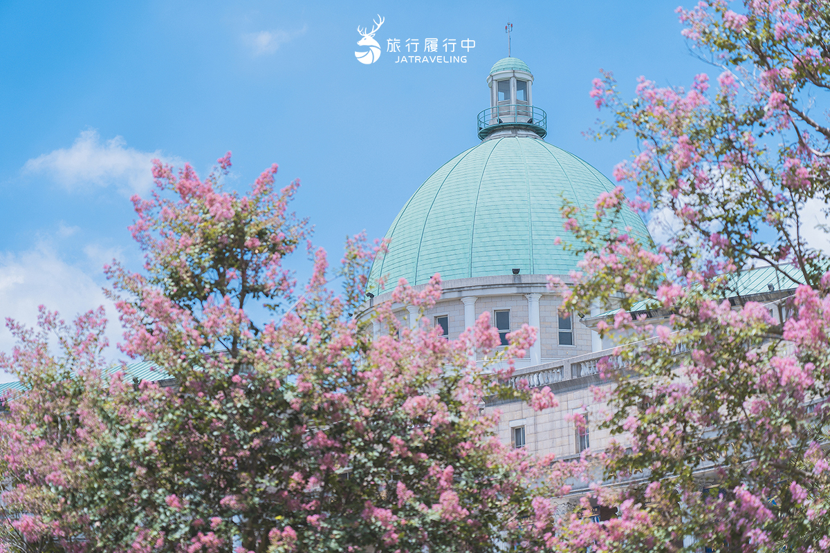 【台中景點推薦】亞洲大學，6月限定紫微花，桃紅色襯托著希臘羅馬式建築 - 六月 - 旅行履行中