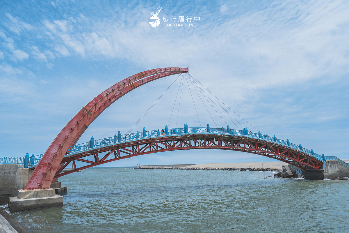 【苗栗景點推薦】苑港彩虹橋，紅藍相間，藍天白雲下的情人橋 - 旅行履行中