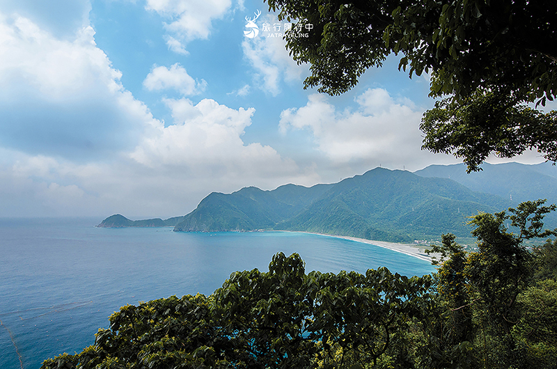 蘇澳景點｜東澳灣：駐足蘇花公路旁眺望漸層藍的Ｃ型海灣！ - 宜蘭, 宜蘭景點, 蘇澳, 戶外景點, 蘇澳景點 - 旅行履行中