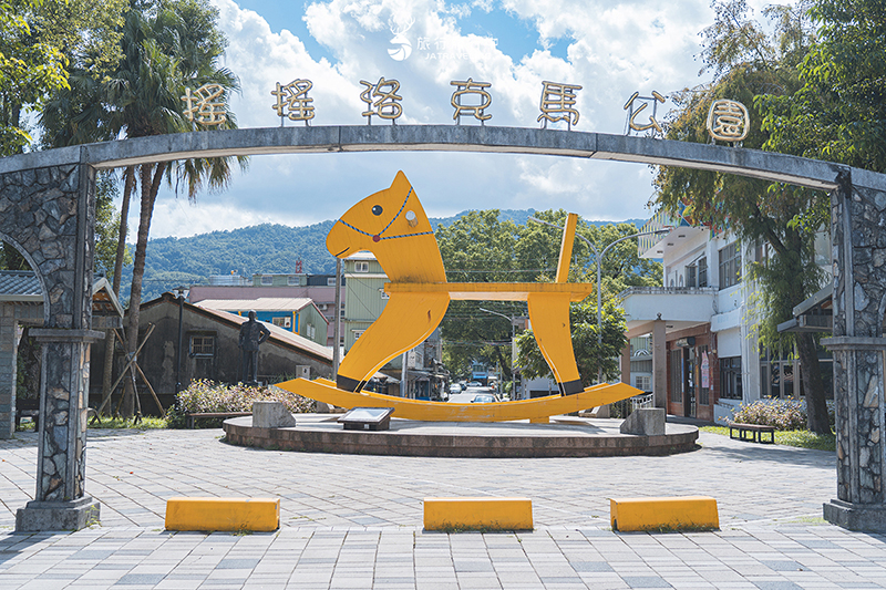 宜蘭三星景點｜搖搖洛克馬公園：放大版的童年記憶小木馬變大啦！黃色木馬搭配藍天白雲超好拍！ - 宜蘭, 宜蘭景點, 網美景點, 三星, 親子景點, 戶外景點, 免費景點, 三星景點 - 旅行履行中